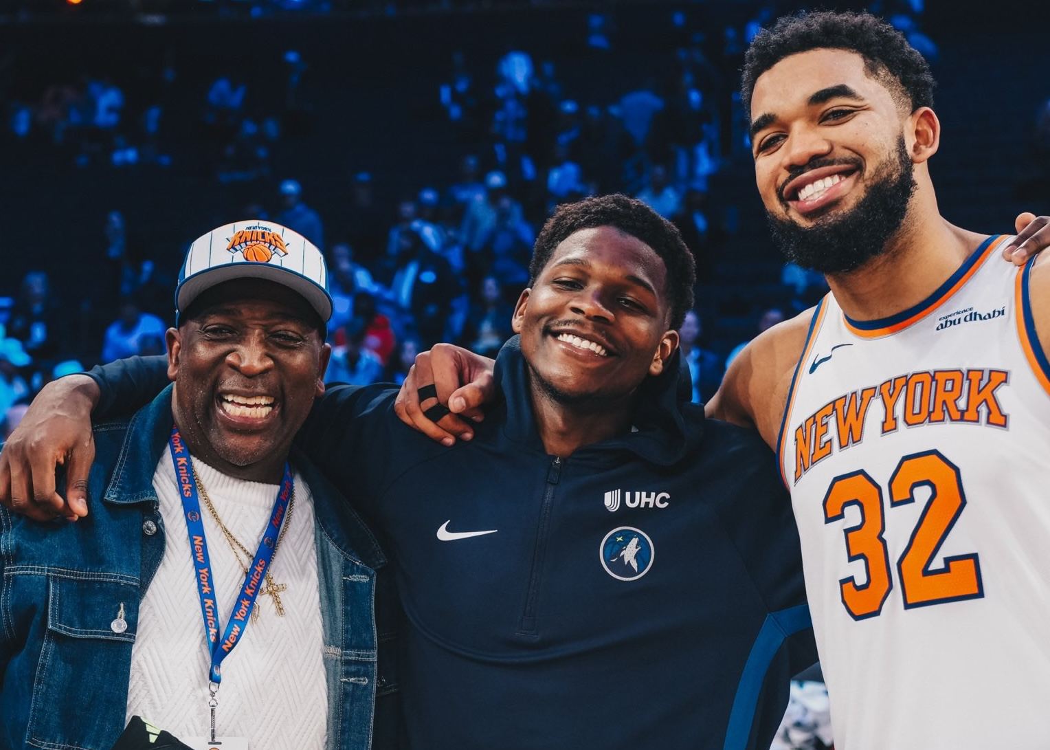 그래도 좋은 형제들! Edwards는 경기 후 Towns 및 그의 아들과 함께 사진을 찍고 그에게 사인된 농구화를 선물했습니다.